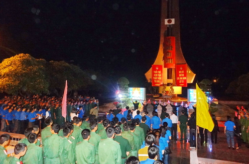 Lễ thắp nến tri ân các anh hùng liệt sỹ tại Nghĩa trang liệt sỹ tỉnh Kon Tum